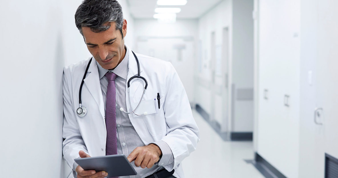 Médico usando tablet com software para clínico geral